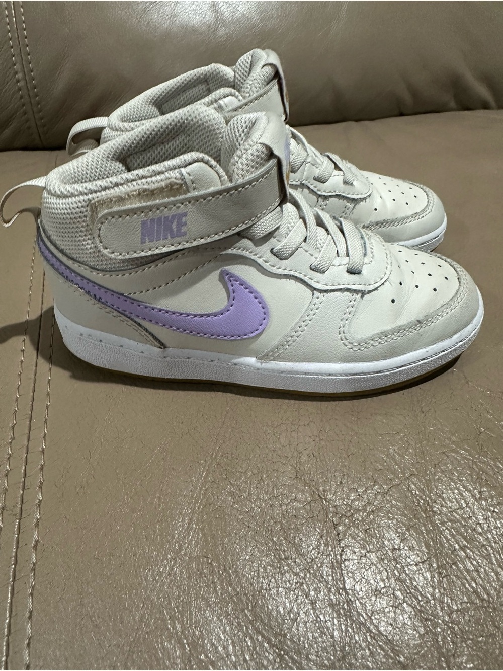 Nike Kids Mid-Top Sneakers in Light Gray with Lavender Swoosh